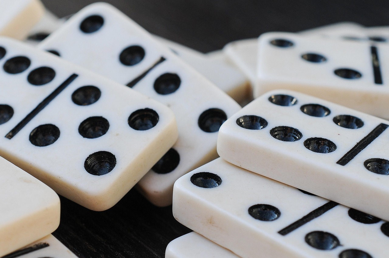 domino-6512998_1280.jpeg